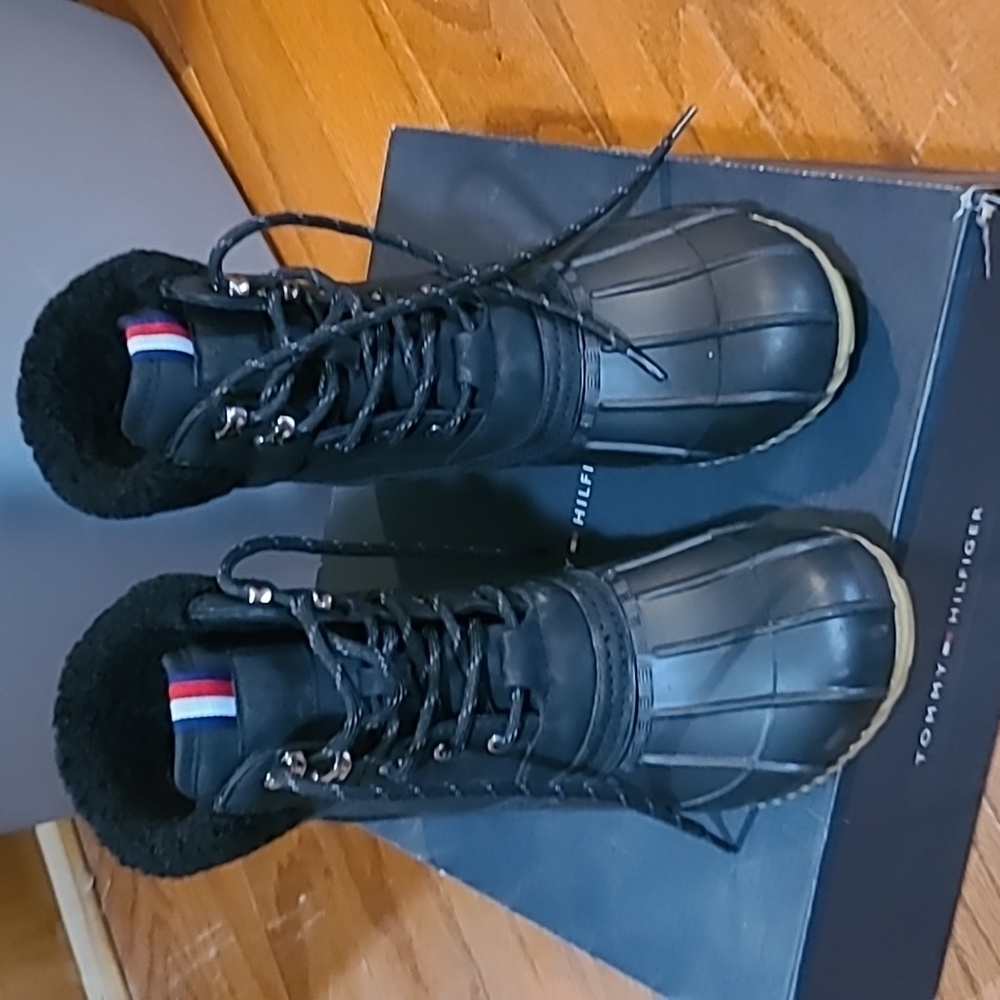 EUC Tommy Hilfiger Raelene duck boots